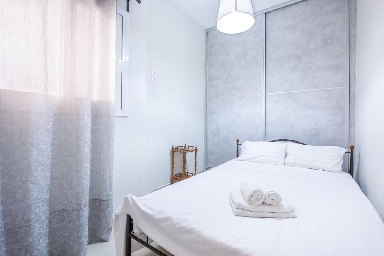 Bright Apartment In Пирея Екстериор снимка
