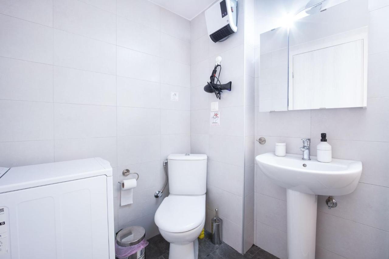 Bright Apartment In Пирея Екстериор снимка