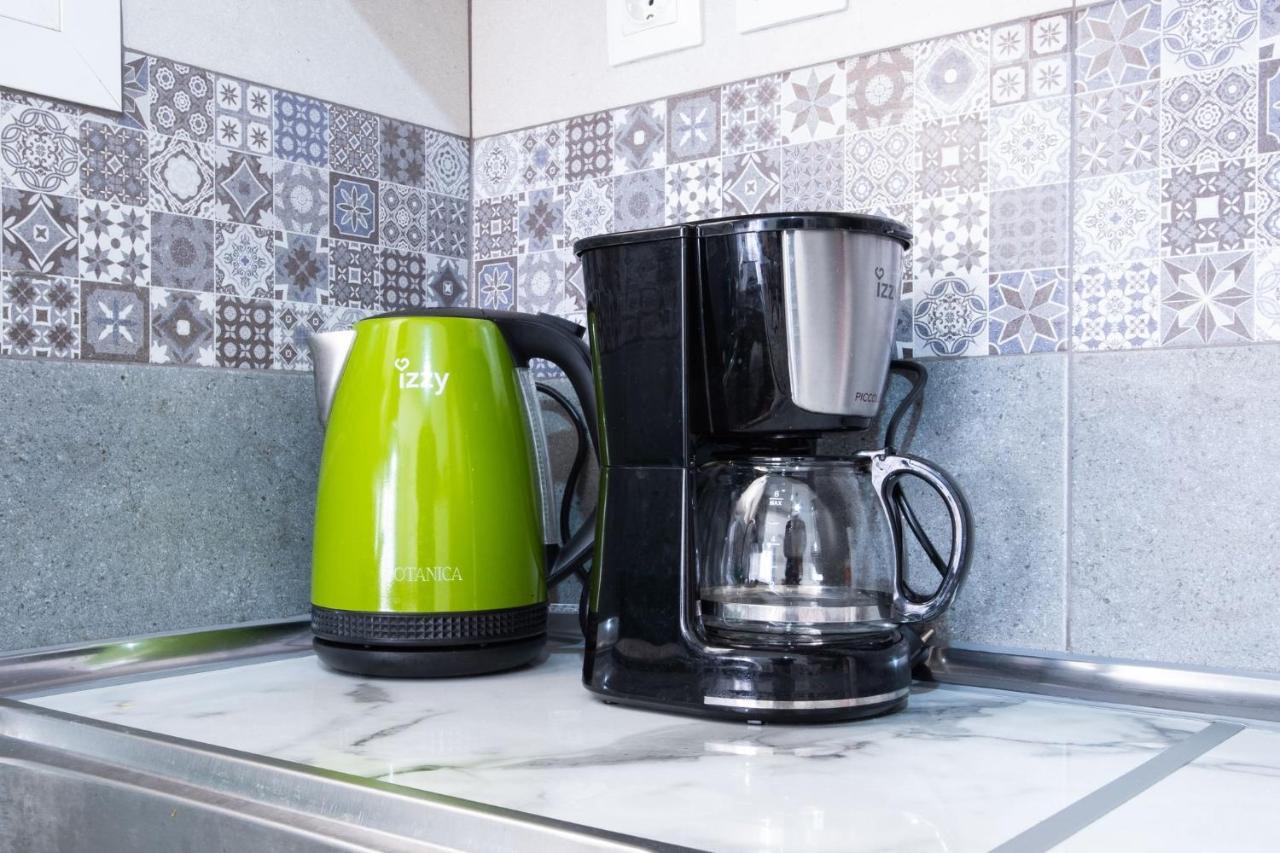 Bright Apartment In Пирея Екстериор снимка